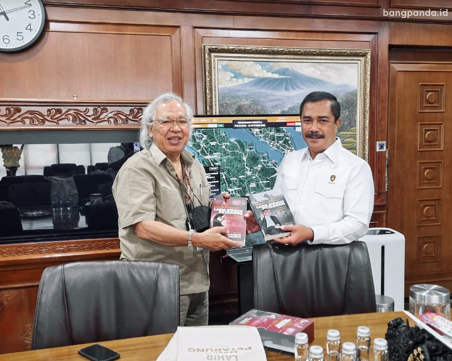 Selasa, 26 Oktober 2021 - Serah-terima buku otobiografi "Panda Nababan Lahir Sebagai Petarung" kepada Kepala Bareskrim Komjen Agus Adrianto di Mabes Polri