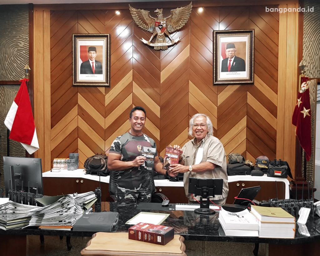 Kamis, 28 Oktober 2021 - Kasad Jenderal TNI AD Andika Perkasa menerima buku "Panda Nababan Lahir Sebagai Petarung" di Mabes TNI AD