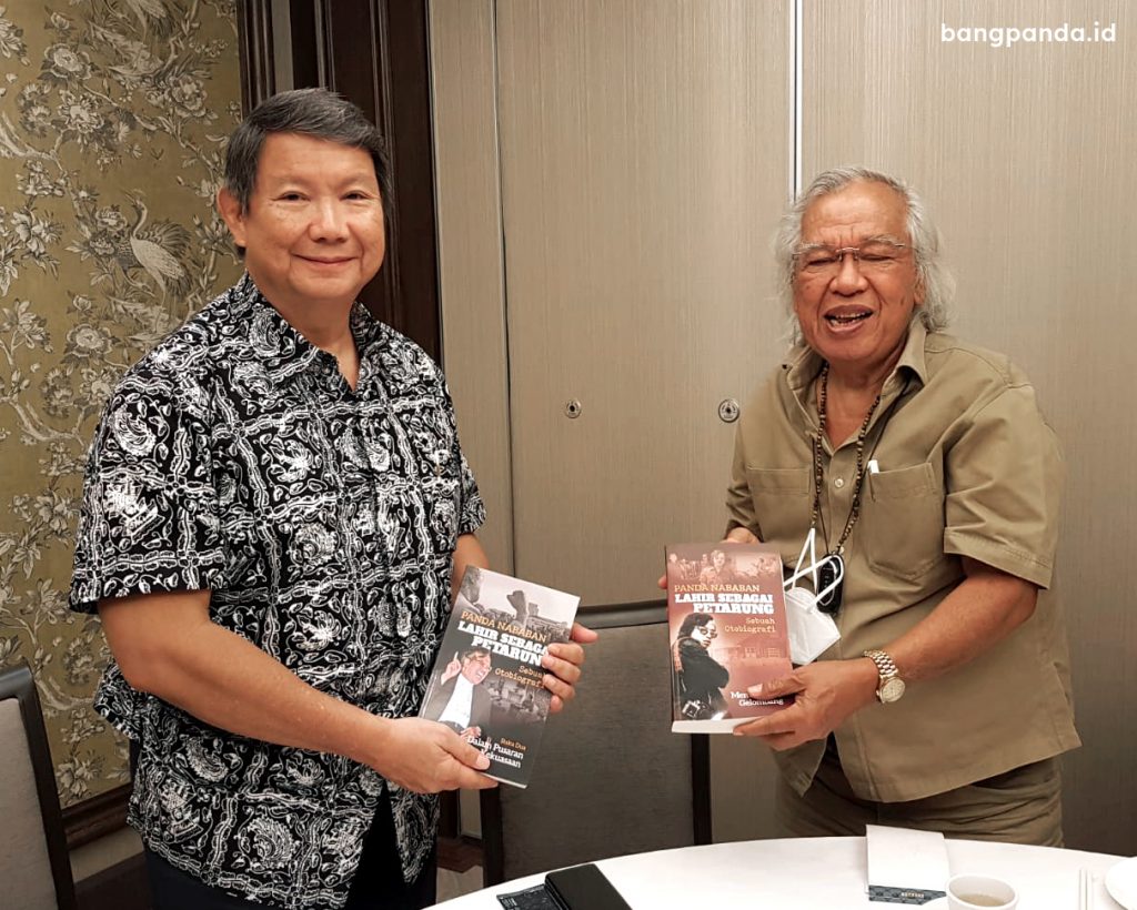 Selasa, 19 Oktober 2021 - Buku "Panda Nababan Lahir Sebagai Petarung" diserahkan kepada Hasjim Djojohadikusumo, adik Prabowo di Mid Plaza Sudirman, Jakarta