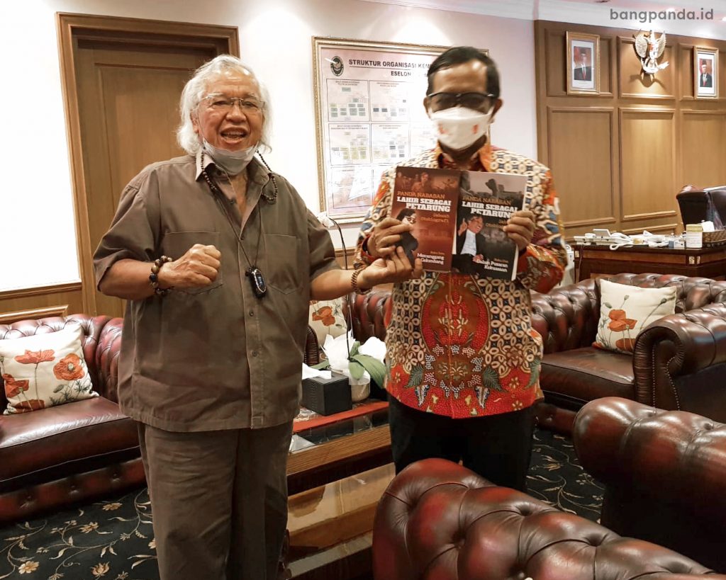 Senin, 18 Oktober 2021 - Bang Panda menyerahkan buku otobiografi "Panda Nababan Lahir Sebagai Petarung" kepada Menkopolhukam Prof. Mahfud